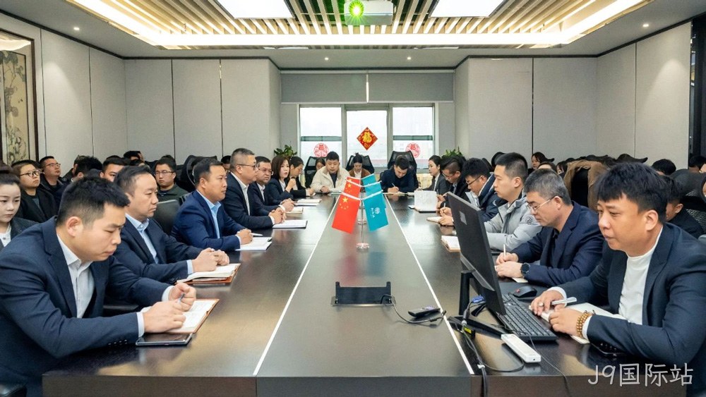 在泸州老窖“中国第一窖”石刻前打卡留念  J9国际站将继续秉持开放合作的态度，与业界同仁共同探索中国白酒的新高度，共绘酒业美好蓝图，全力打造产品质量更优、品牌影响力更大的现代化白酒企业。